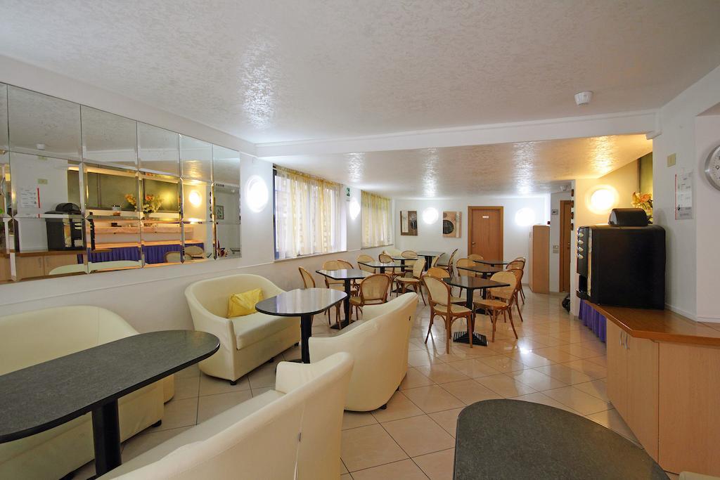 Hotel Azzurro Cattolica Luaran gambar